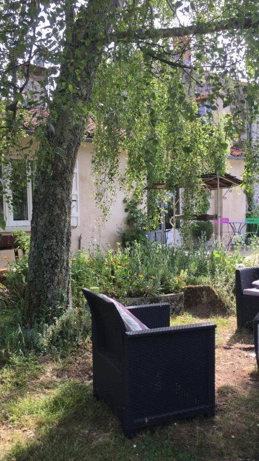 Le Gite Du Petit Renard: A Tranquil Gite With Pool Oradour-Saint-Genest المظهر الخارجي الصورة